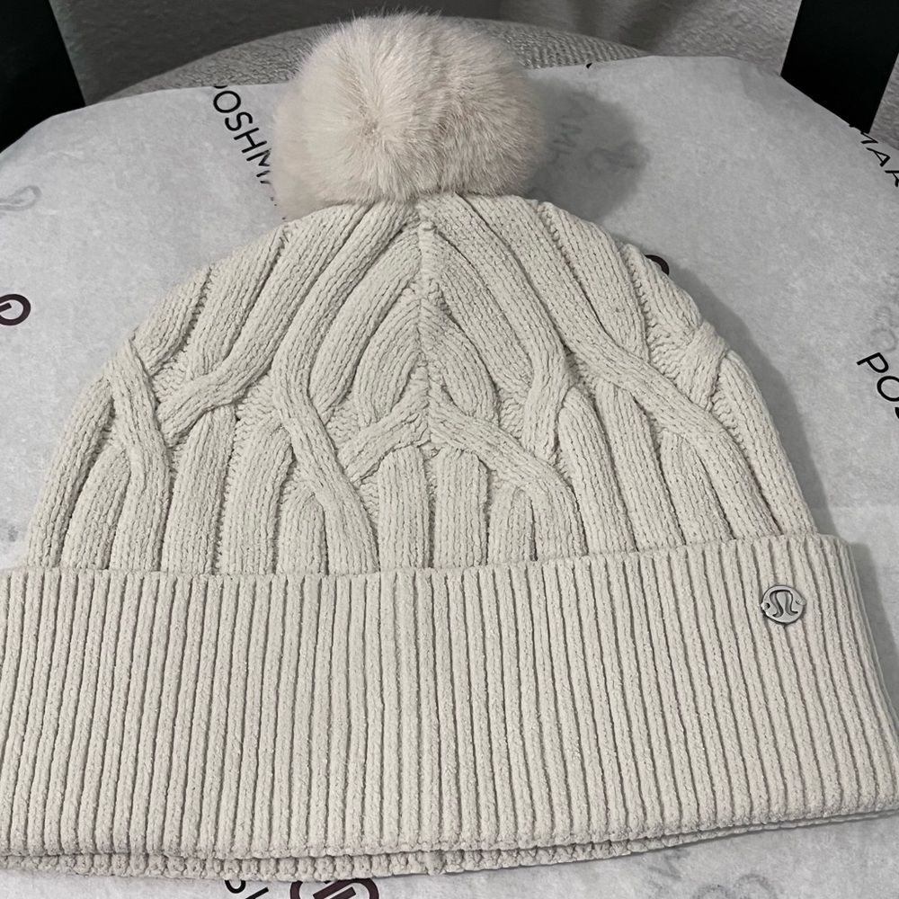 LULULEMON ATHLETICA NWT AUTHENTIC Women’s Bone Color Pom-Pom Beanie Hat.